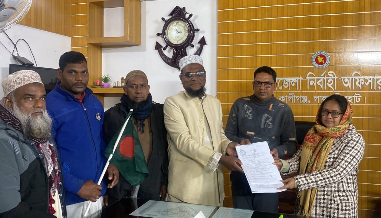 ভ্যানগাড়িতে চড়ে মনোনয়ন জমা দিতে গেলেন জামায়েত ইসলামী  প্রার্থী- ফিরোজ হায়দার লাভলু
