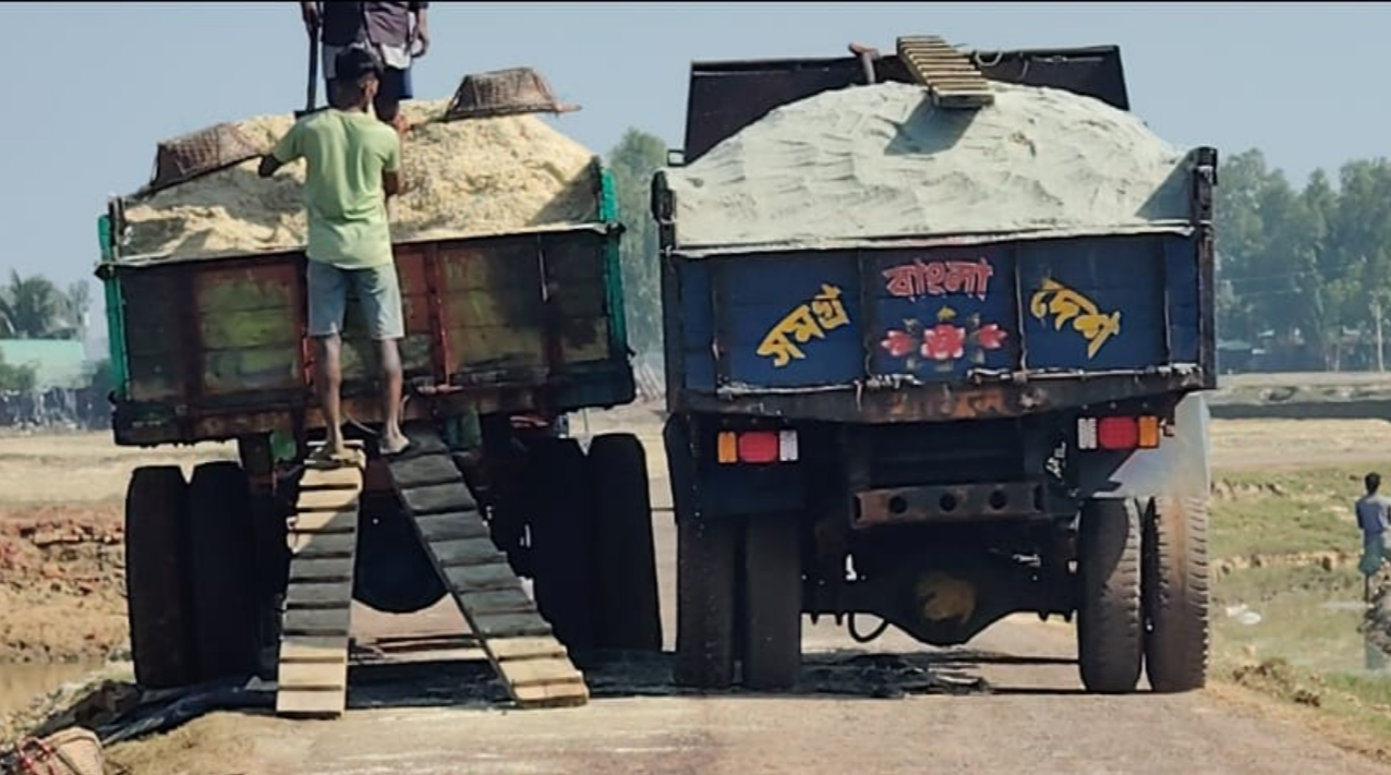 লবণ বহনকারী পানির কারণে নবগঠিত ঈদগাহ উপজেলার কবি নুরুল হুদা সড়ক বেহাল |