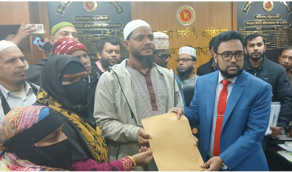 বাউফলে জুলাই শহীদ পরিবারকে সঙ্গে নিয়ে মনোনয়ন জমা দিলেন ড. শফিকুল ইসলাম মাসুদ