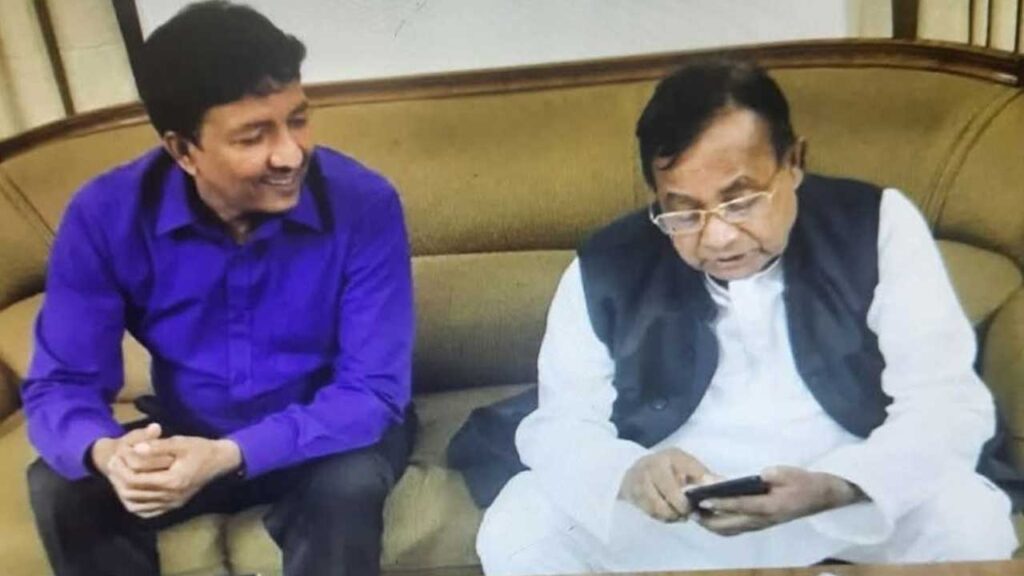 কুমিল্লায় বিদেশি পিস্তলসহ সাবেক রেলমন্ত্রীর ঘনিষ্ঠ সহচর ‘পিস্তল বারেক’ গ্রেপ্তার