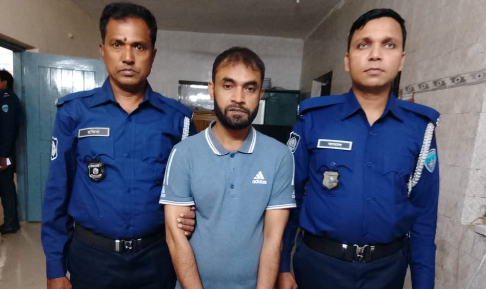 বাঞ্ছারামপুরে রাতের অভিযানে ২ কেজি গাঁজাসহ ঢাকার মাদক কারবারি আটক