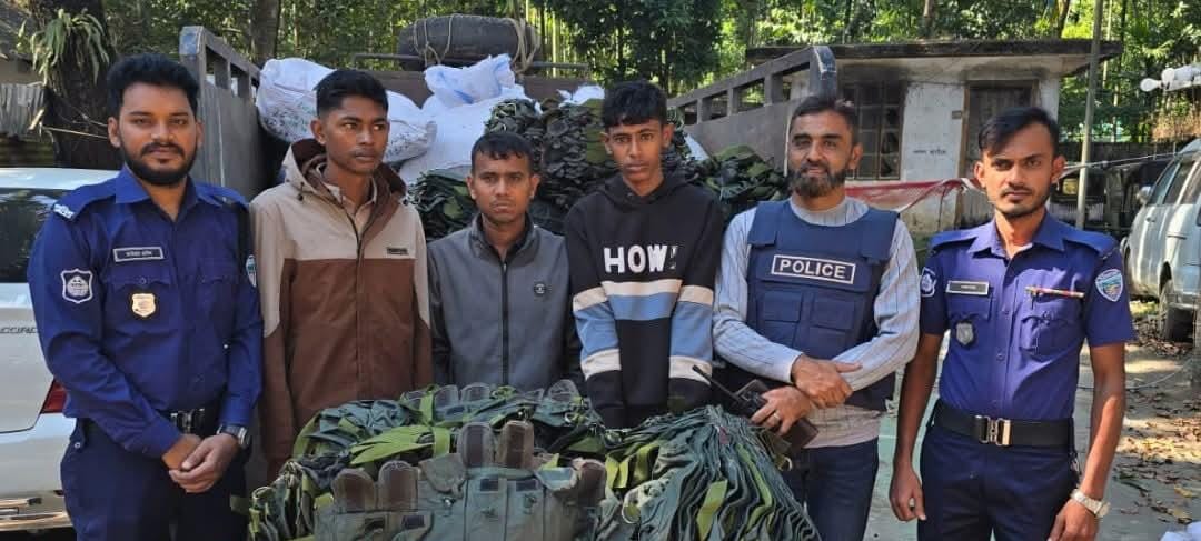 ১,৬০০ পিস ভারী আগ্নেয়াস্ত্রের ম্যাগাজিন রাখার বাউন্ডলি উদ্ধার মিনি পিকআপসহ ৩ জন গ্রেফতার