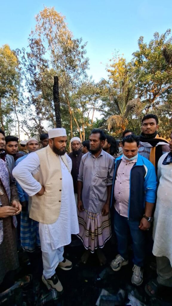 চকরিয়ায় অগ্নিকাণ্ডে ক্ষতিগ্রস্ত পরিবার পরিদর্শনে আবদুল্লাহ আল ফারুক