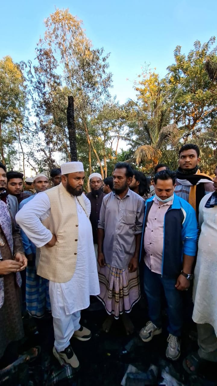চকরিয়ায় অগ্নিকাণ্ডে ক্ষতিগ্রস্ত পরিবার পরিদর্শনে আবদুল্লাহ আল ফারুক