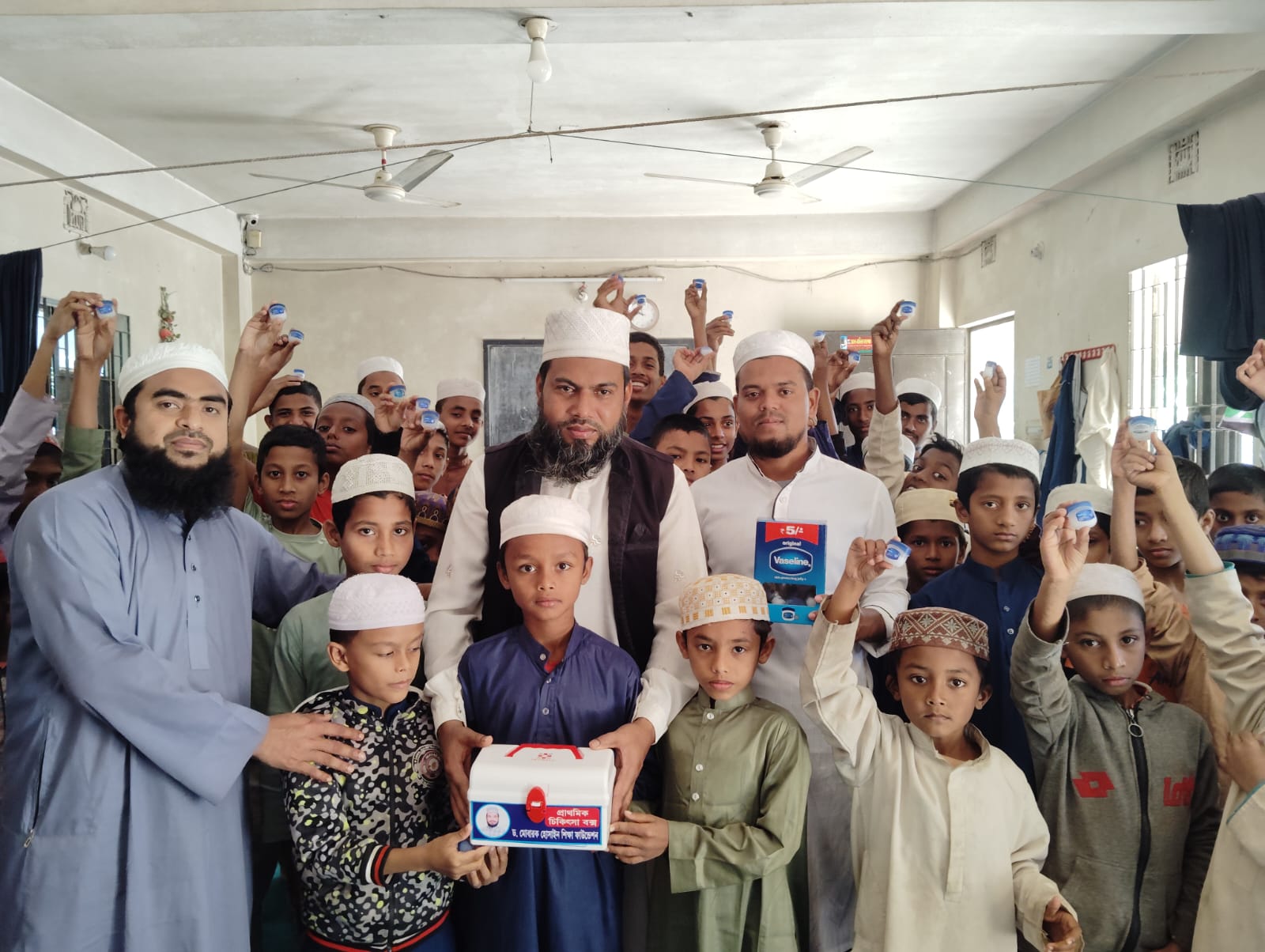 ড. মোবারক হোসাইনের উদ্যোগে প্রাথমিক চিকিৎসা সামগ্রী ও ভ্যাসলিন বিতরণ।