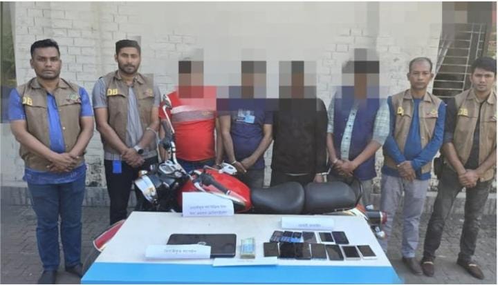 চট্টগ্রামে বাসা থেকে ২০ ভরি স্বর্ণালঙ্কার ও ল্যাপটপ চুরি, গ্রেপ্তার ৪