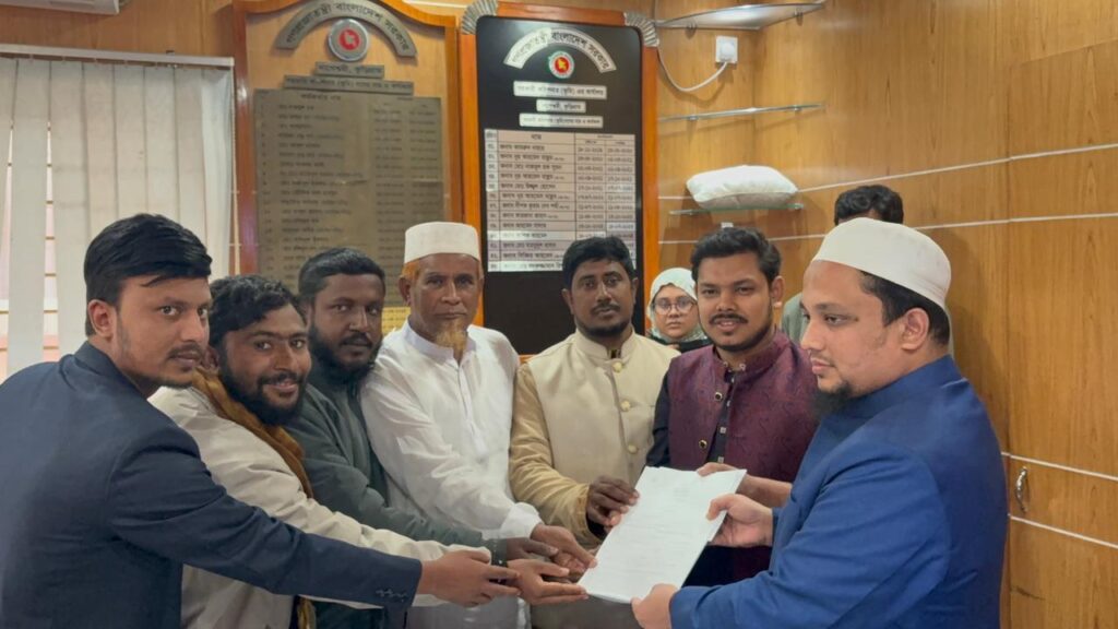 কুড়িগ্রাম-১ আসনে সংসদ সদস্য প্রার্থী হিসেবে মনোনয়নপত্র কিনলেন বিন ইয়ামিন মোল্লা