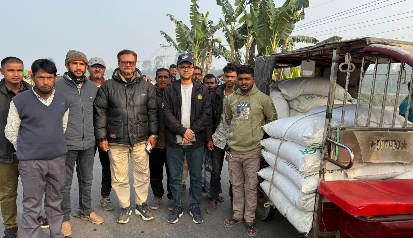 সার্কেল এএসপির অভিযানে নিতাই সাহার ২০ বস্তা ডিএপি পাচারকালে আটক, ৩০ হাজার টাকা জরিমানা, লাইসেন্স বাতিলের সুপারি