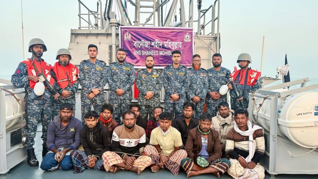 মায়ানমারে ডিজেল ও সিমেন্ট পাচারকালে বোটসহ ১১ জনকে আটক করেছে নৌবাহিনী