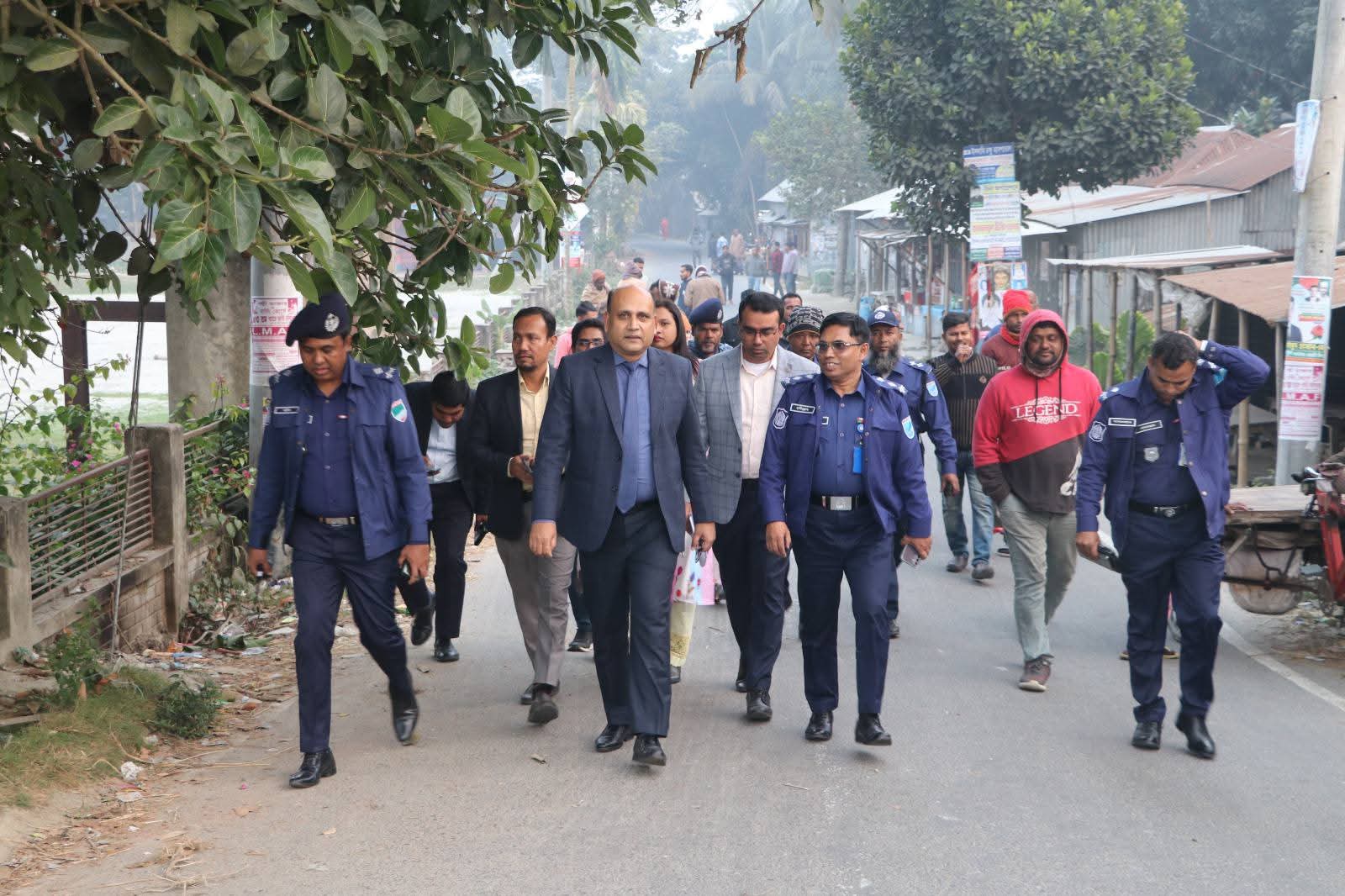 গোপালগঞ্জ সদর উপজেলায় নির্বাচনী ভোটকেন্দ্র পরিদর্শন করেন জেলা প্রশাসক ও পুলিশ সুপার