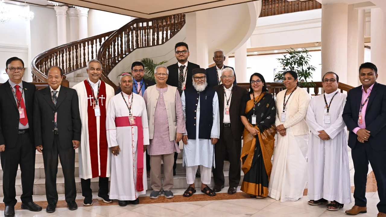 বড়দিন উপলক্ষে ধর্মীয় নেতাদের সঙ্গে প্রধান উপদেষ্টার শুভেচ্ছা বিনিময়