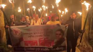 গভীর রাতে মশাল হাতে আওয়ামী লীগের ঝটিকা মিছিল