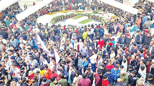 খালেদা জিয়ার কবর জিয়ারতে আসা দর্শনার্থীদের থেকে ৫০-২০০ টাকা চাঁদা নিচ্ছে ‘চাঁদা পার্টি