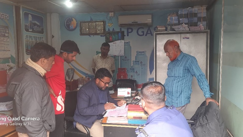 কুমিল্লায় বাড়তি দামে গ্যাস সিলিন্ডার বিক্রি, ২ প্রতিষ্ঠানকে ৮০ হাজার টাকা জরিমানা
