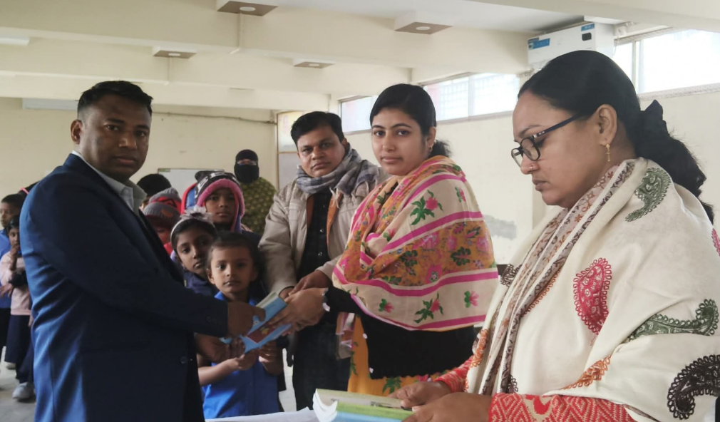 নতুন বছরের প্রথম দিনেই বিদ্যালয়ে এসে নতুন পাঠ্যবইয়ের ঘ্রাণে উচ্ছ্বসিত গোপালগঞ্জের প্রাথমিক স্তরের শিক্ষার্থীরা