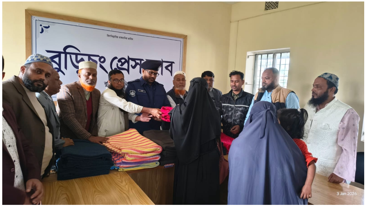 বুড়িচং প্রেসক্লাবের উদ্যোগে শীতার্তদের মাঝে কম্বল বিত