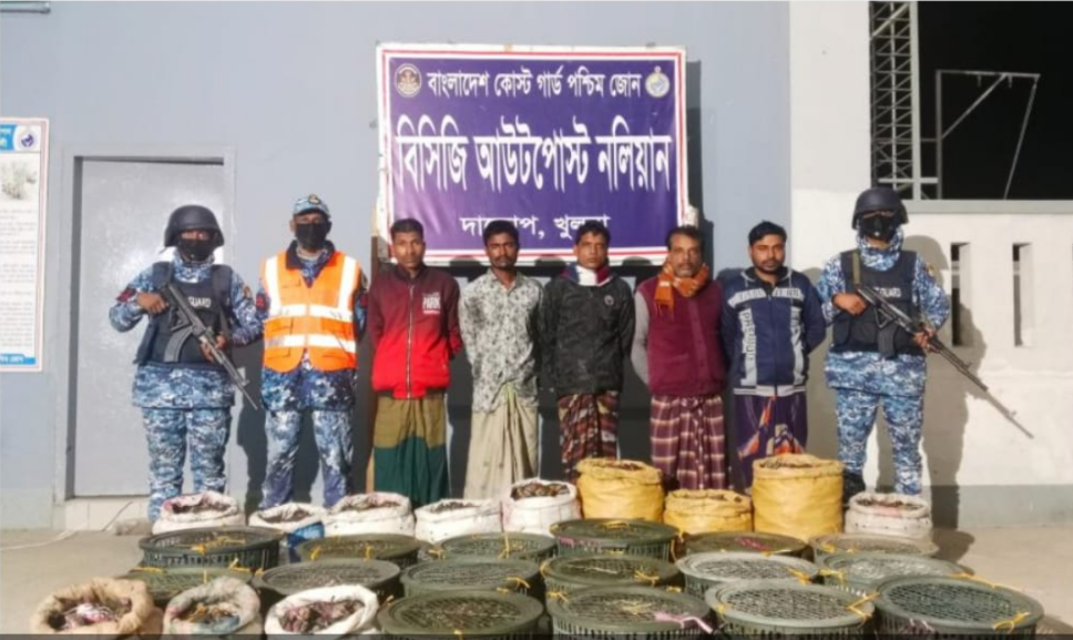 ‎সুন্দরবনে ৪৯০ কেজি অবৈধ কাঁকড়াসহ ৫ ব্যবসায়ী আটক