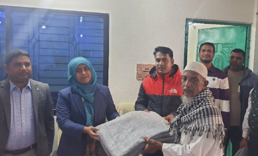 ‎মোংলায় মাঝি-মাল্লাদের কম্বল দিলেন ইউএনও