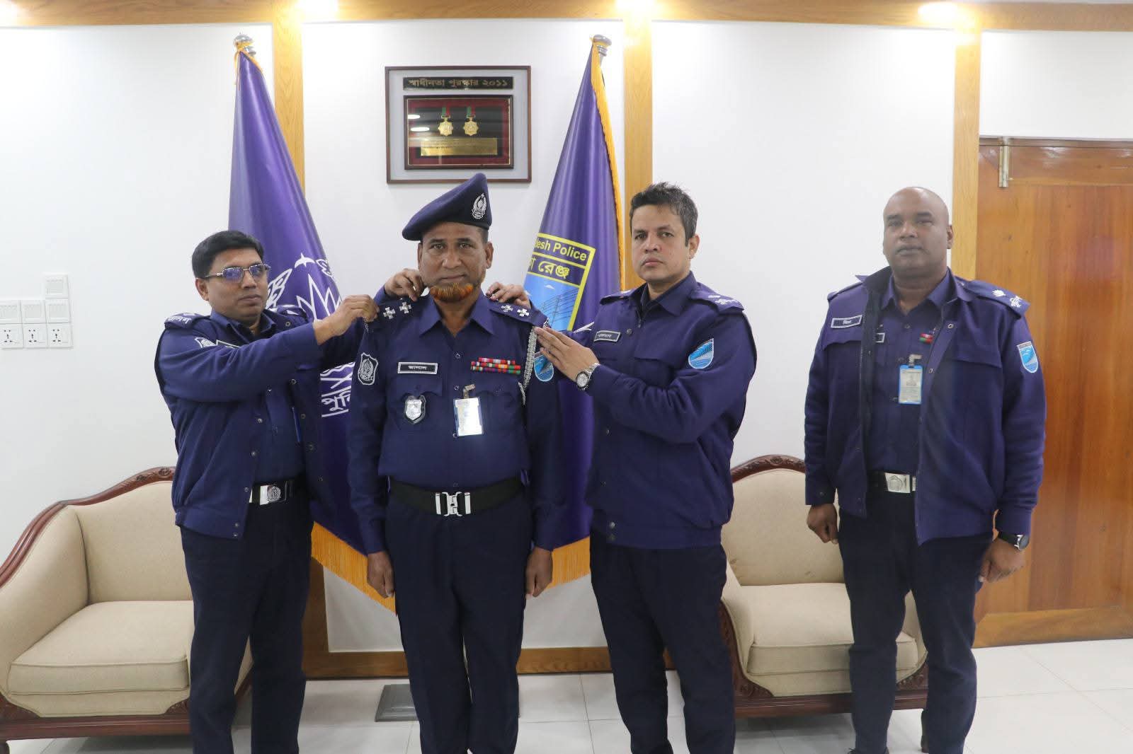 গোপালগঞ্জ জেলায় সদ্য পদোন্নতিপ্রাপ্ত পুলিশ সদস্যদের র‍্যাংক ব্যাজ পরিয়ে দিলেন পুলিশ সুপার, গোপালগঞ্জ মহোদয়।