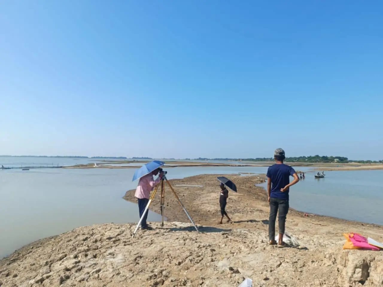 সুনামগঞ্জে বিভিন্ন হাওরে শুরু হয়নি ফসল রক্ষা বাধেঁর কাজ,শংঙ্কিত কৃষকরা