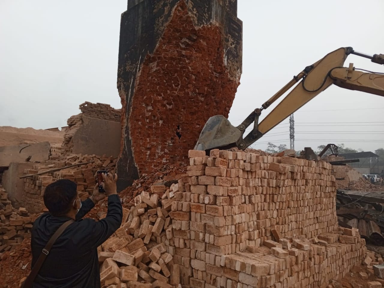 কুমিল্লায় আদর্শ সদর উপজেলায় দুই অবৈধ ইটভাটা উচ্ছেদ, জরিমানা ২ লাখ টাকা।