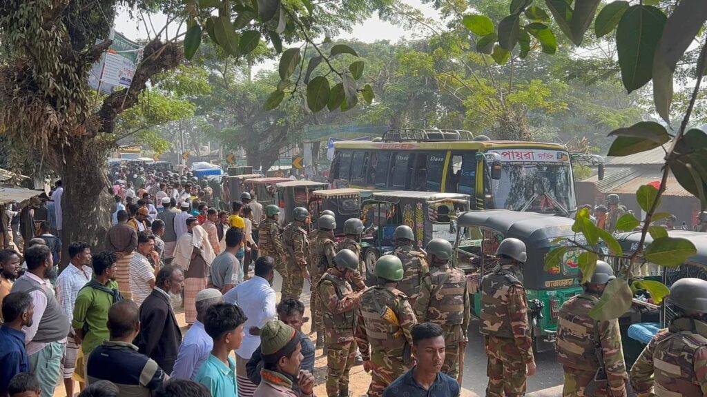 টেকনাফের হোয়াইক্যং লম্বাবিল সীমান্তে মিয়ানমারের গুলিতে শিশু আহত, প্রতিবাদে সড়ক অবরোধ