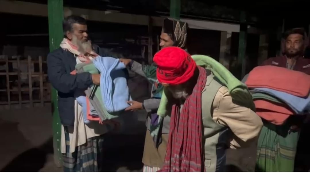 গভীর রাতে শীতবস্ত্র বিতরণ করল সংগীত দল টিম বাউল মন