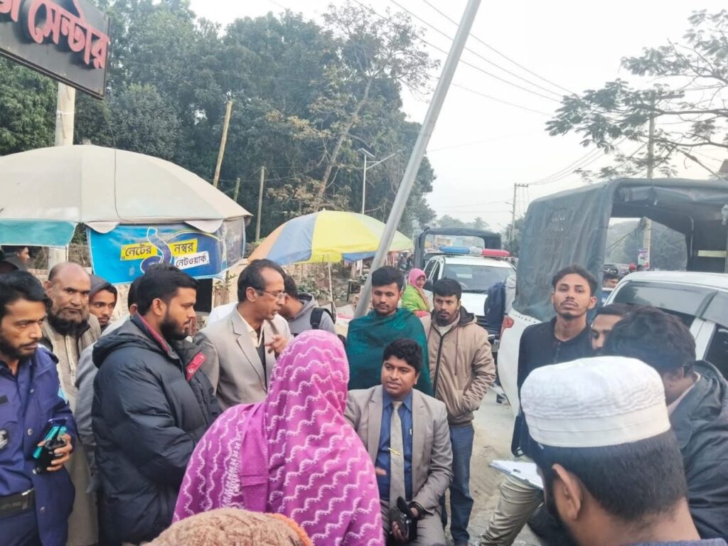 গোপালগঞ্জে সড়কে ইট, বালু ও খোয়া রেখে বাড়ি নির্মাণ জরিমানা করেছে ভ্রাম্যমান আদালত ।