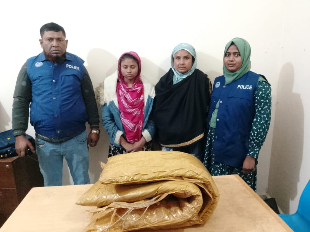 মাদক বহনের সময় ৮ কেজি গাঁজাসহ গ্রেপ্তার দুই নারী