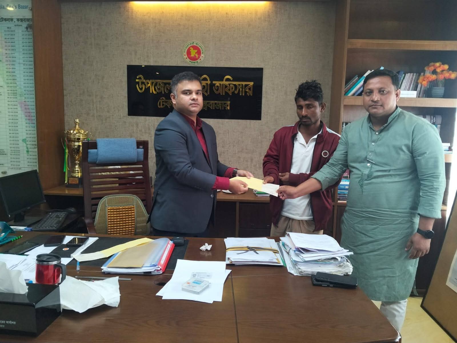 হোয়াইক্যংয়ে গুলিবিদ্ধ শিশু ও মাইন বিস্ফোরণে আহত যুবকের পরিবারকে জেলা প্রশাসনের আর্থিক সহায়তা