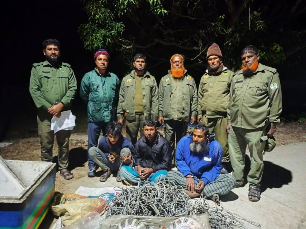 সুন্দরবনে ফাঁদসহ ৩ হরিণ শিকারি আটক