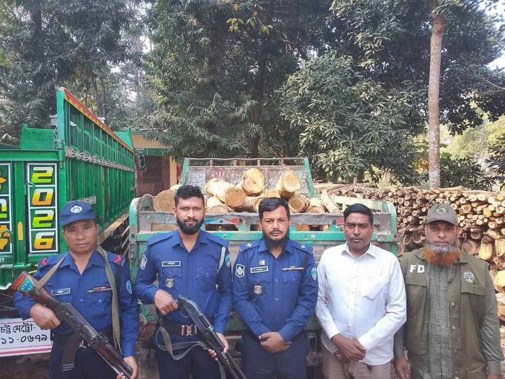 লামায় বিপুল পরিমাণ চোরাই সেগুনকাঠ ভর্তি ট্টাক গাড়ি জব্দ”