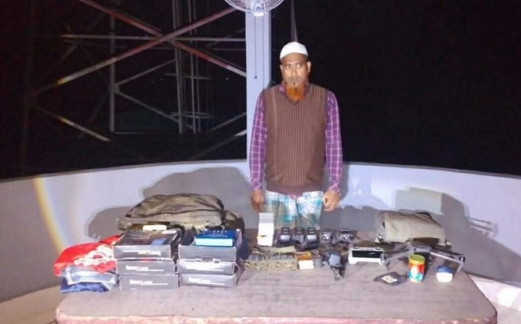 টেকনাফে সাবেক ইউপি সদস্য আটক, বাড়ি থেকে রোহিঙ্গা সশস্ত্র গোষ্ঠীর ব্যবহৃত সরঞ্জাম উদ্ধার