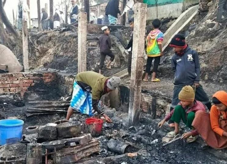 কক্সবাজারের উখিয়ায় অগ্নিকাণ্ডে রোহিঙ্গাদের ৪৪৮টি ও স্থানীয়দের ১৬টি ঘর পুড়ে গেছে।