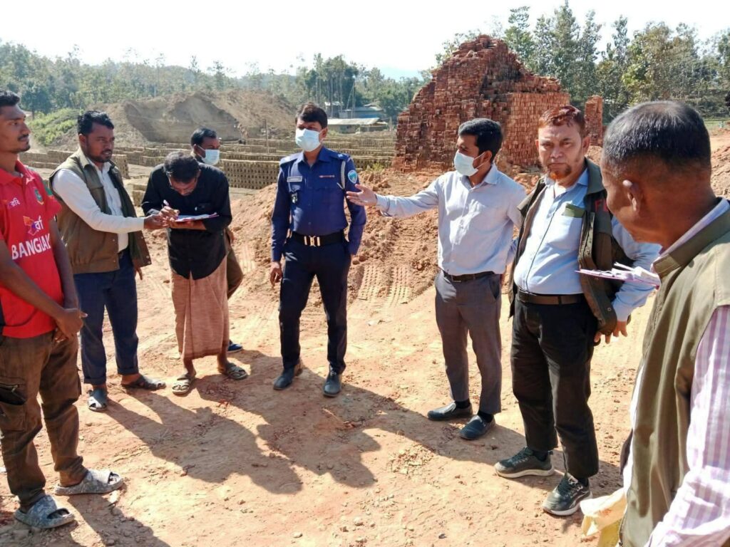 আলীকদমে তিন ইটভাটায় ৯ লক্ষ টাকা জরিমানা করেছে, উপজেলা নির্বাহী অফিসার মনজুর আলম”