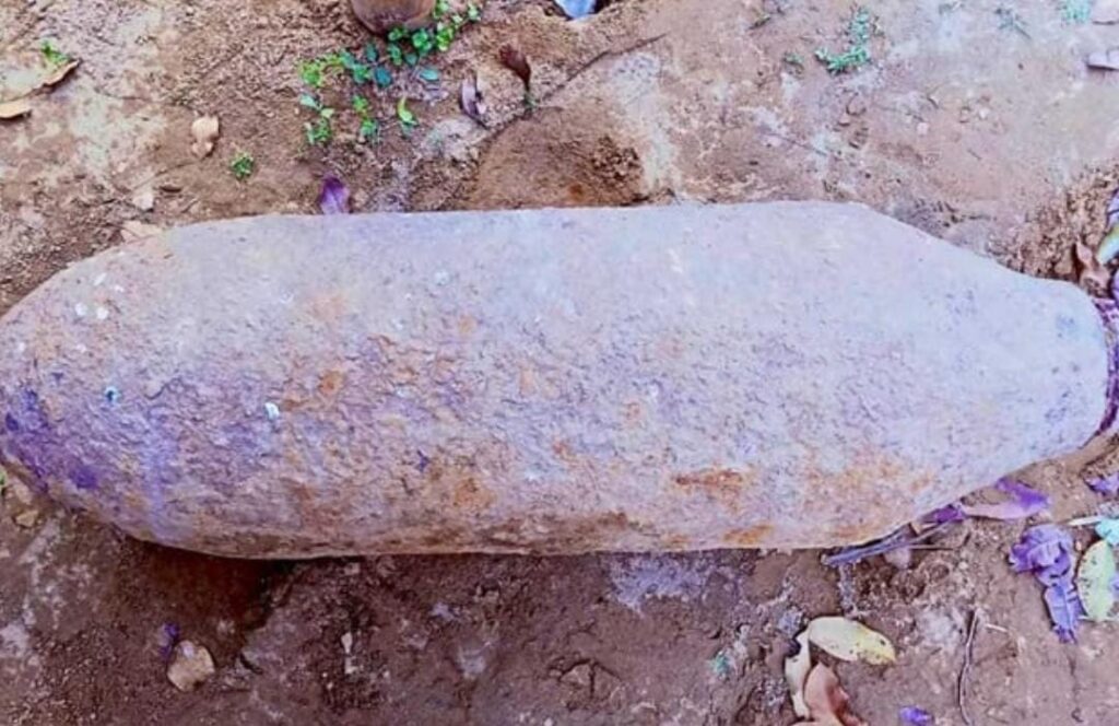 কক্সবাজারের রামুতে পাথর ভেবে প্রায় এক দশক ধরে বোমার ওপর কাপড় ধুয়েছে এলাকাবাসী।