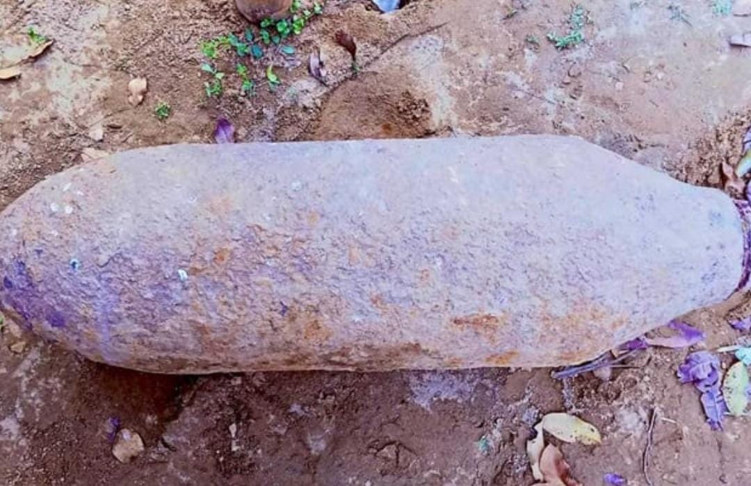 কক্সবাজারের রামুতে পাথর ভেবে প্রায় এক দশক ধরে বোমার ওপর কাপড় ধুয়েছে এলাকাবাসী।