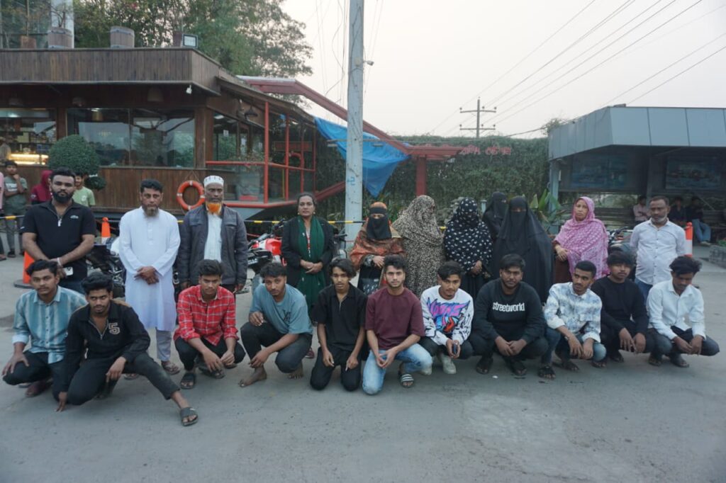 দাউদকান্দিতে কিশোর গ্যাংয়ের বিরুদ্ধে যৌথ অভিযান, ১১ জন আটক