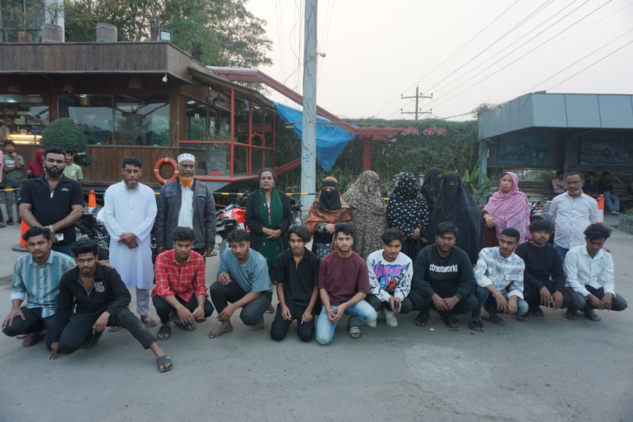 দাউদকান্দিতে কিশোর গ্যাংয়ের বিরুদ্ধে যৌথ অভিযান, ১১ জন আটক