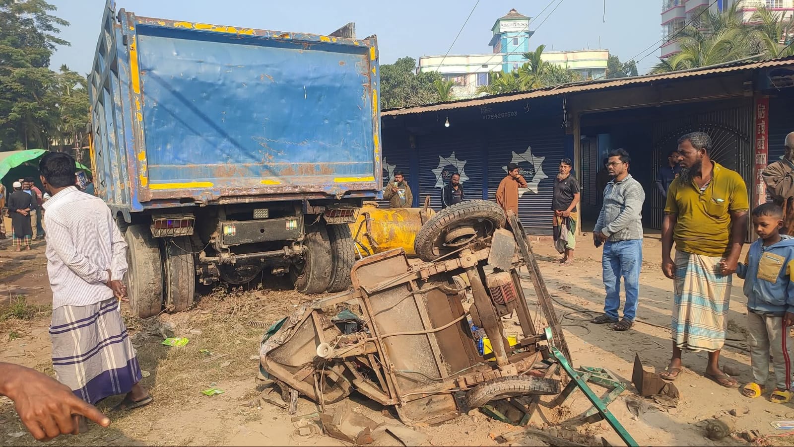 লক্ষ্মীপুরে ট্রাকচাপায় স্কুলছাত্রীর মৃত্যু, চালক গুরুতর আহত
