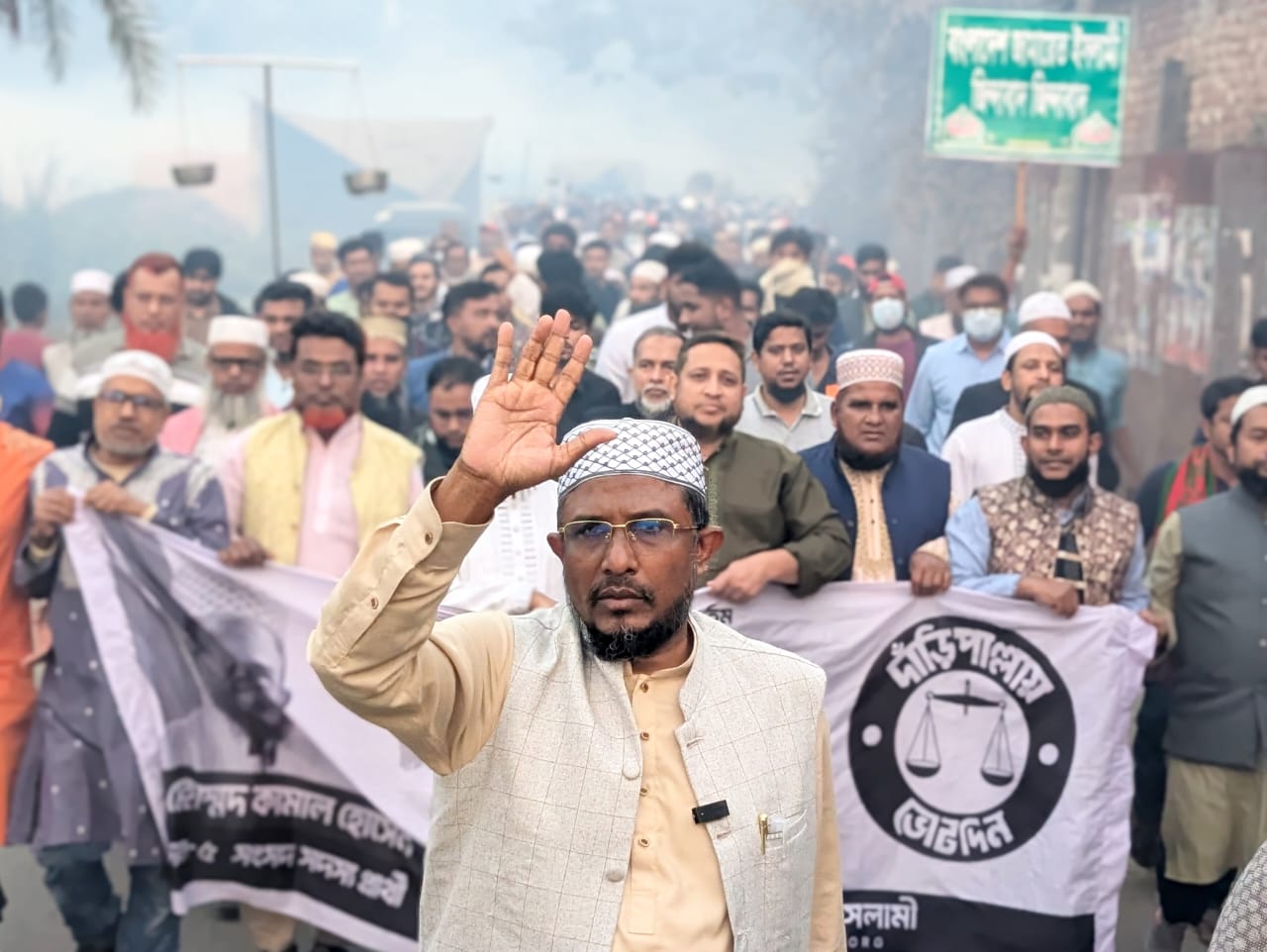 ডেমরায় ঢাকা-৫ আসনে ১০ দলীয় ঐক্যের প্রার্থী কামাল হোসেনের পথসভা ও গণসংযোগ