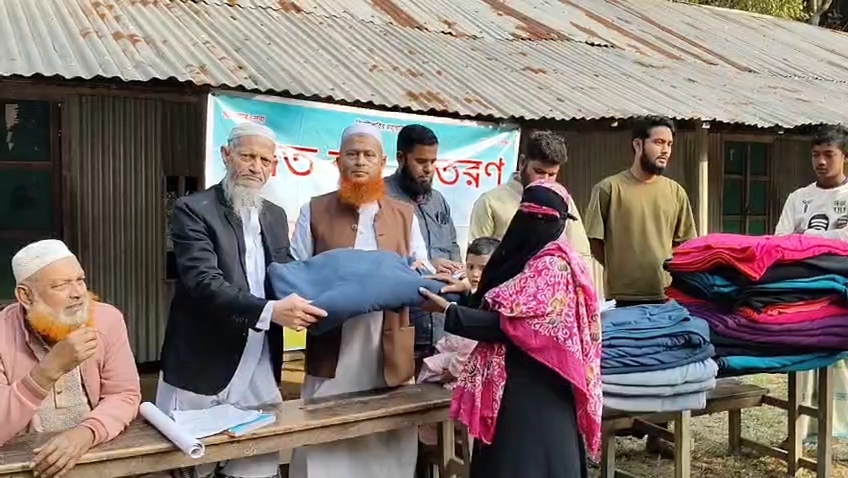 কচুয়ার পালাখালে আলোর দিশারীর শীতবস্ত্র বিতরণ