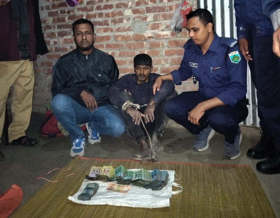 টিসিবির পণ্য বিতরণকালে নগদ অর্থ চুরি: নলডাঙ্গায় যুবদল কর্মী আটক, টাকা উদ্ধার