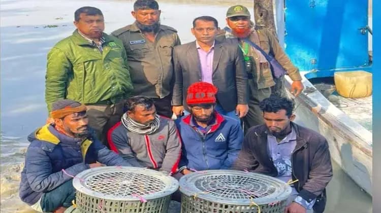 সুন্দরবনে নিষেধাজ্ঞা অমান্য করে কাঁকড়া ধরায় আটক ৪, নৌকা ও ট্রলার জব্দ