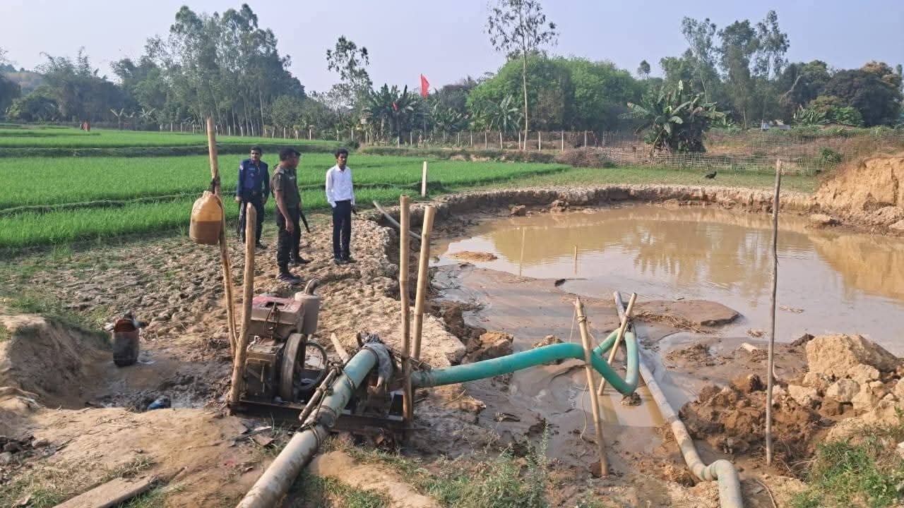 চকরিয়ার উত্তর হারবাংয়ের ছড়ার কূলে প্রশাসনের অভিযান