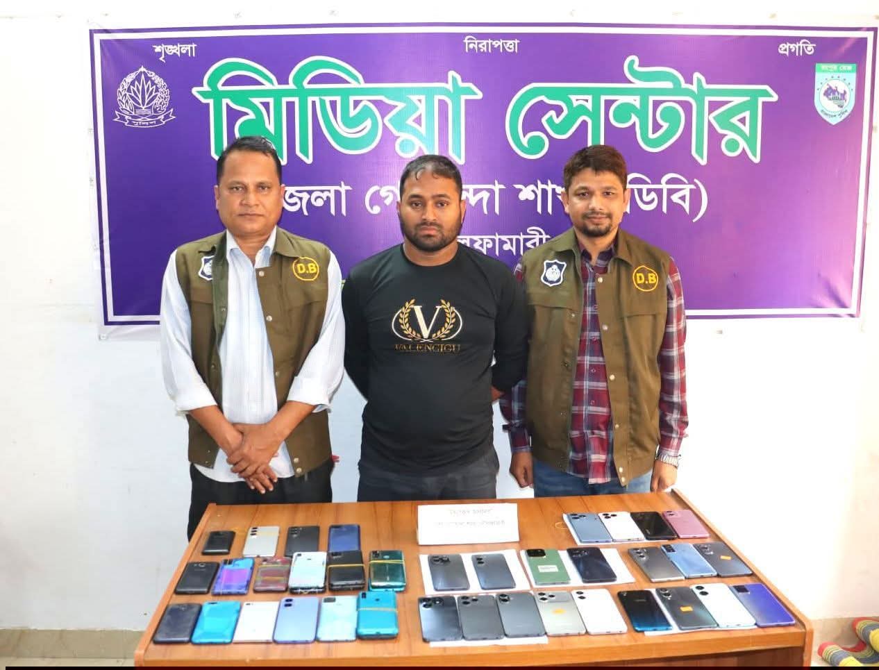 নীলফামারীতে ডিবি পুলিশের অভিযানে ৪০টি চোরাই মোবাইলসহ গ্রেফতার ১
