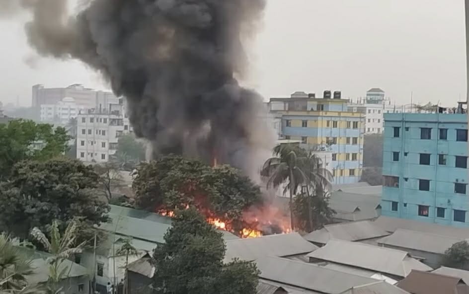কালিয়াকৈরে বসতবাড়িতে আগুন, কলোনির ১০টি রুম পুড়ে ছাই