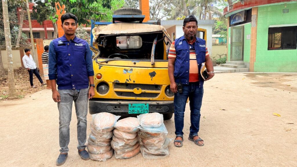 পুলিশ দেখে পালানোর চেষ্টা, ধাওয়া শেষে ২০ কেজি গাঁজা উদ্ধার