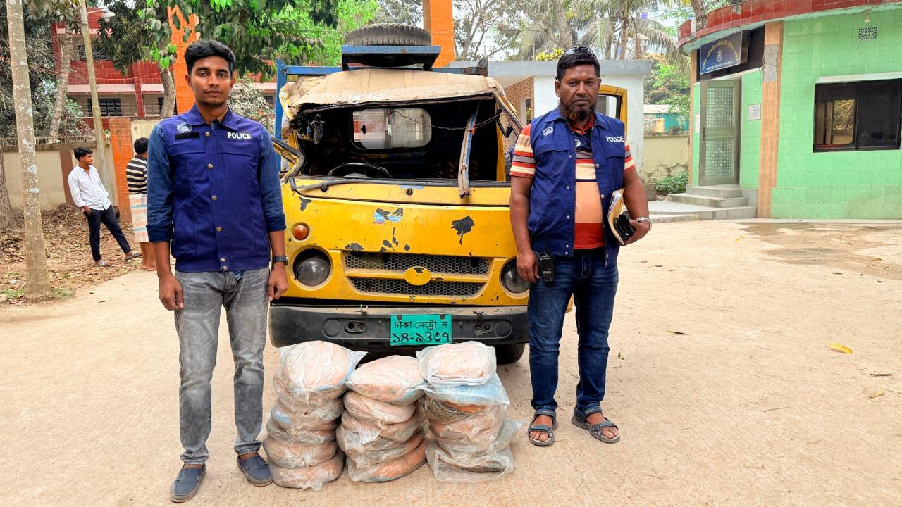 পুলিশ দেখে পালানোর চেষ্টা, ধাওয়া শেষে ২০ কেজি গাঁজা উদ্ধার
