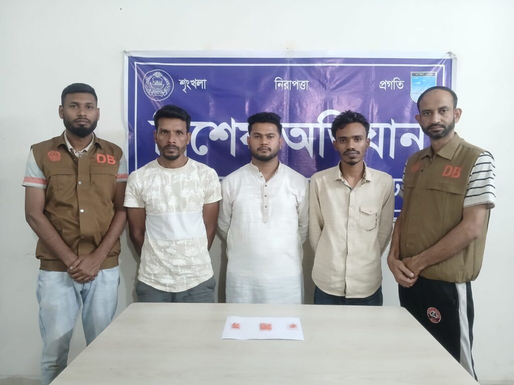 ঢাকা জেলার ডিবি উত্তরের বিশেষ অভিযানে ১৫০ পিস ইয়াবাসহ ৩ মাদক ব্যবসায়ী গ্রেফতার